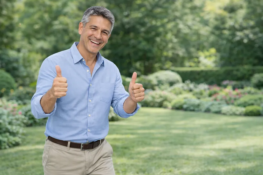 Paciente satisfecho al aire libre